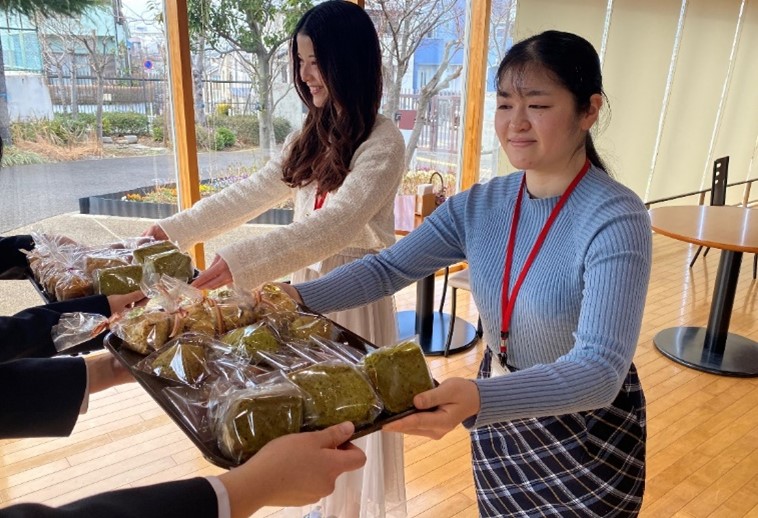 生徒達が作製した焼き菓子を受け取る様子