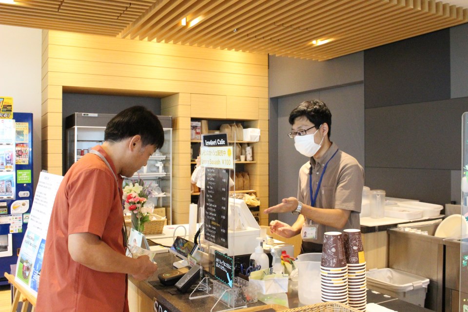 Cafeで応対する丸山諒介さん